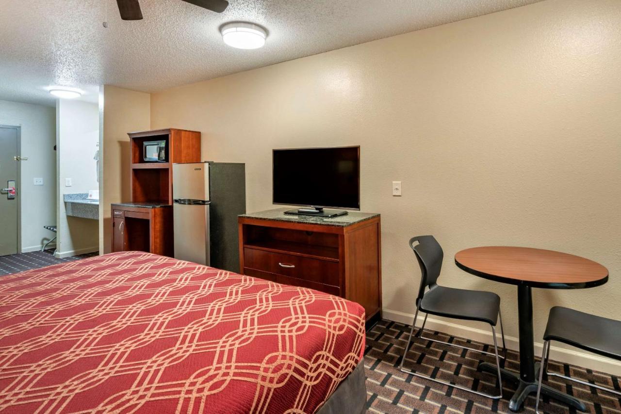 Econo Lodge Inn & Suites Granite City Bagian luar foto