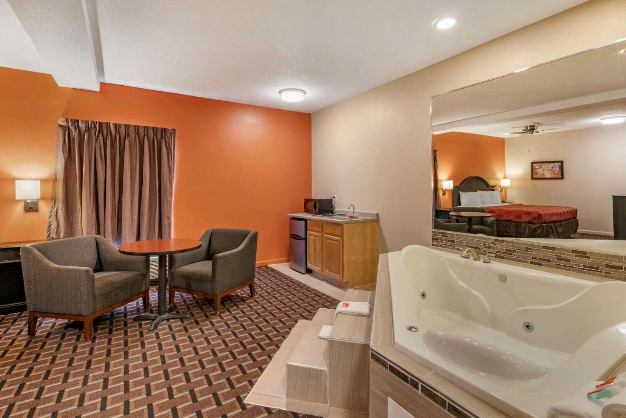 Econo Lodge Inn & Suites Granite City Bagian luar foto