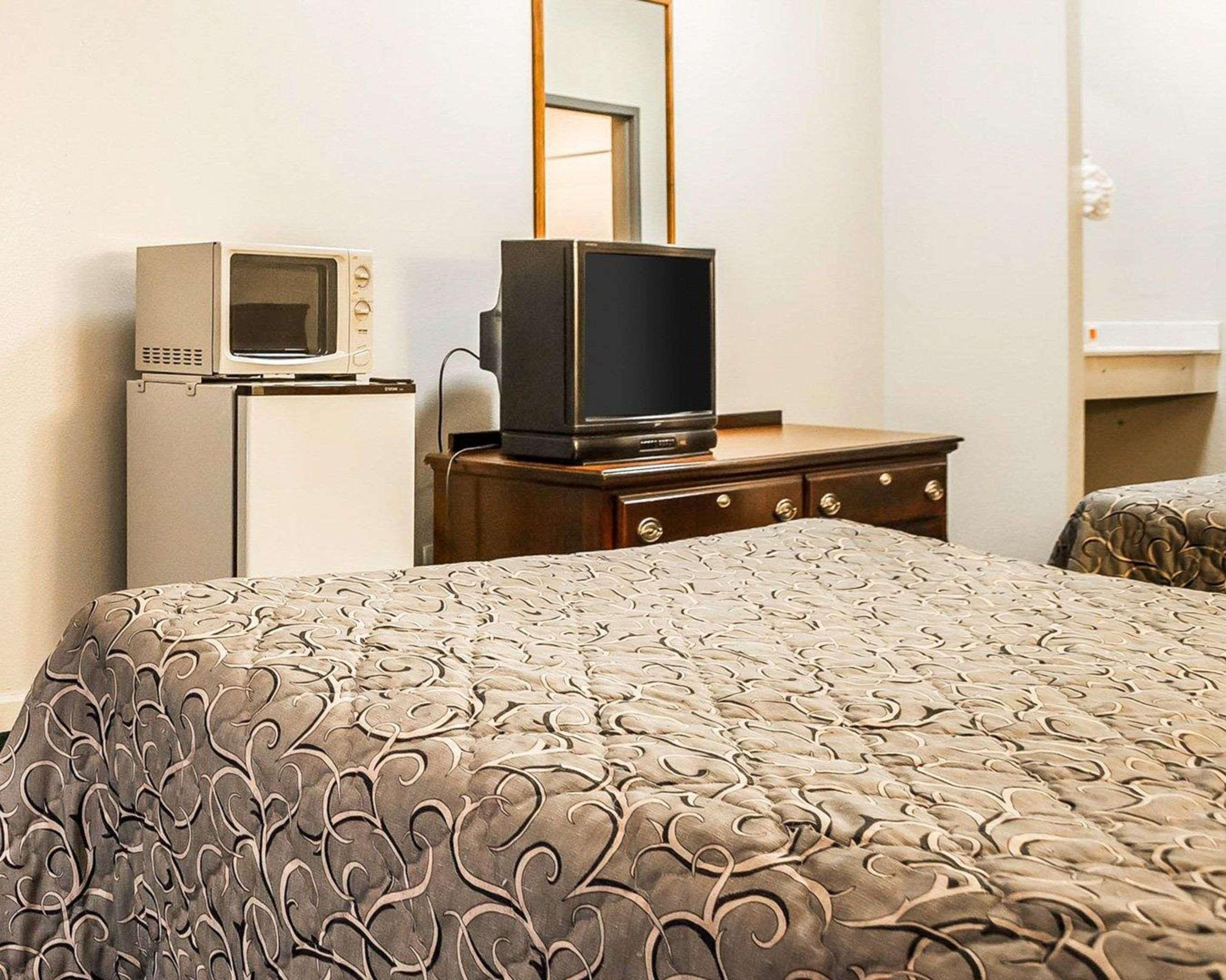 Econo Lodge Inn & Suites Granite City Bagian luar foto