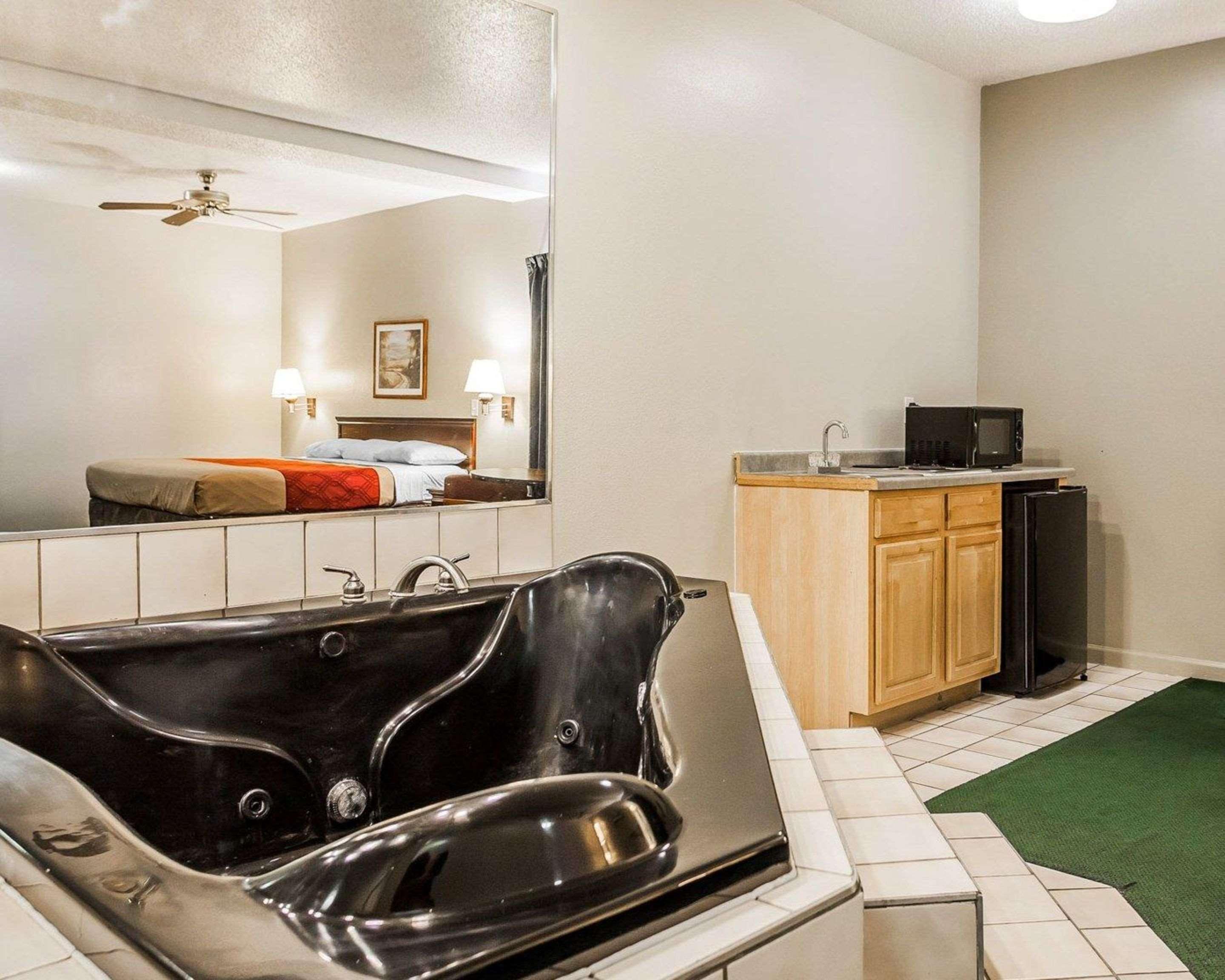 Econo Lodge Inn & Suites Granite City Bagian luar foto