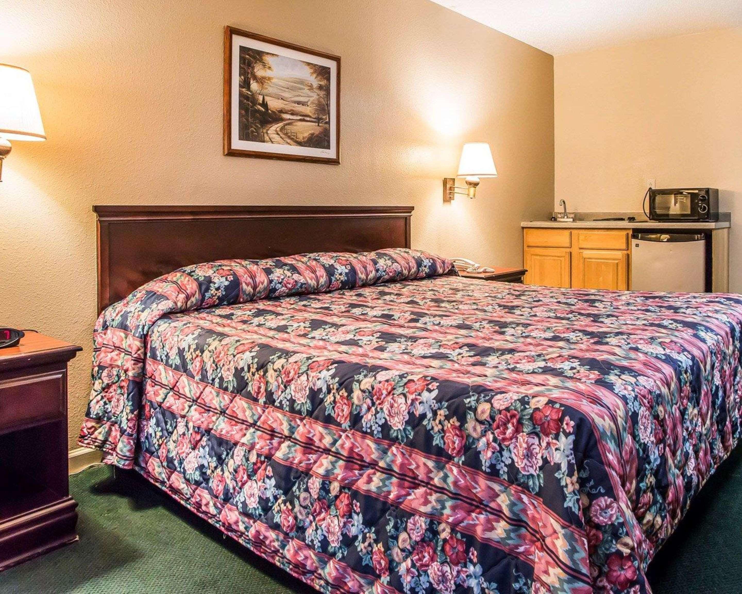 Econo Lodge Inn & Suites Granite City Bagian luar foto