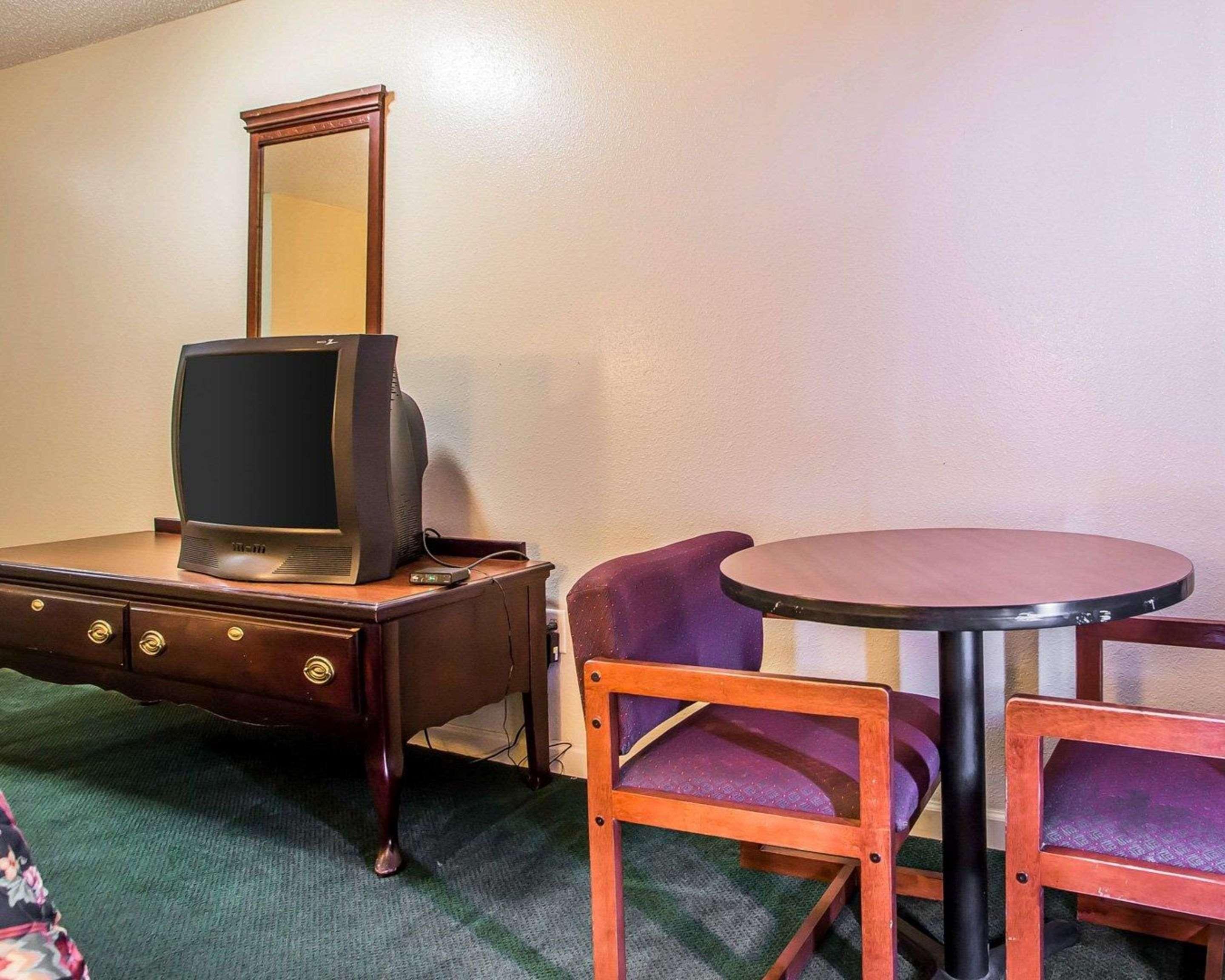 Econo Lodge Inn & Suites Granite City Bagian luar foto