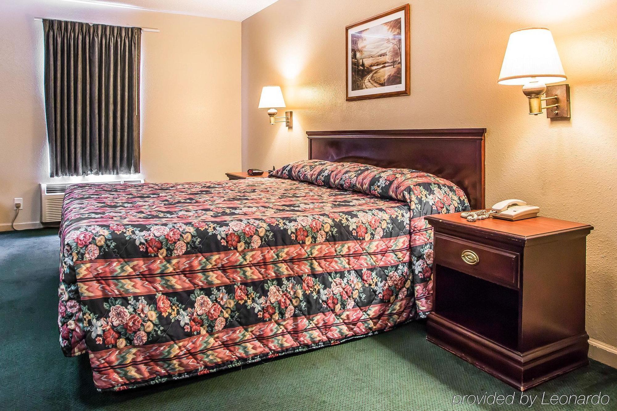 Econo Lodge Inn & Suites Granite City Bagian luar foto