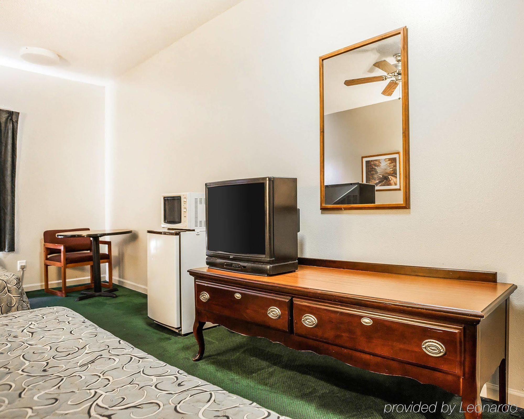 Econo Lodge Inn & Suites Granite City Bagian luar foto