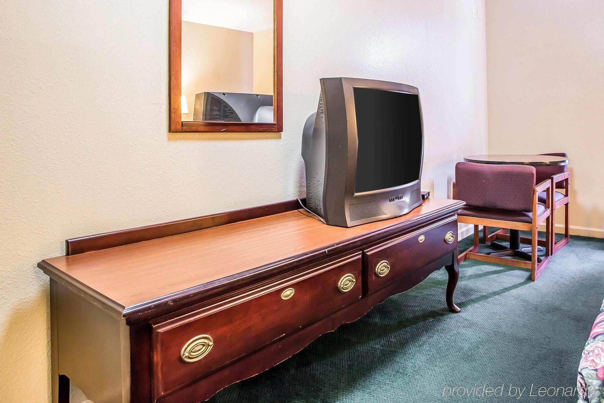 Econo Lodge Inn & Suites Granite City Bagian luar foto